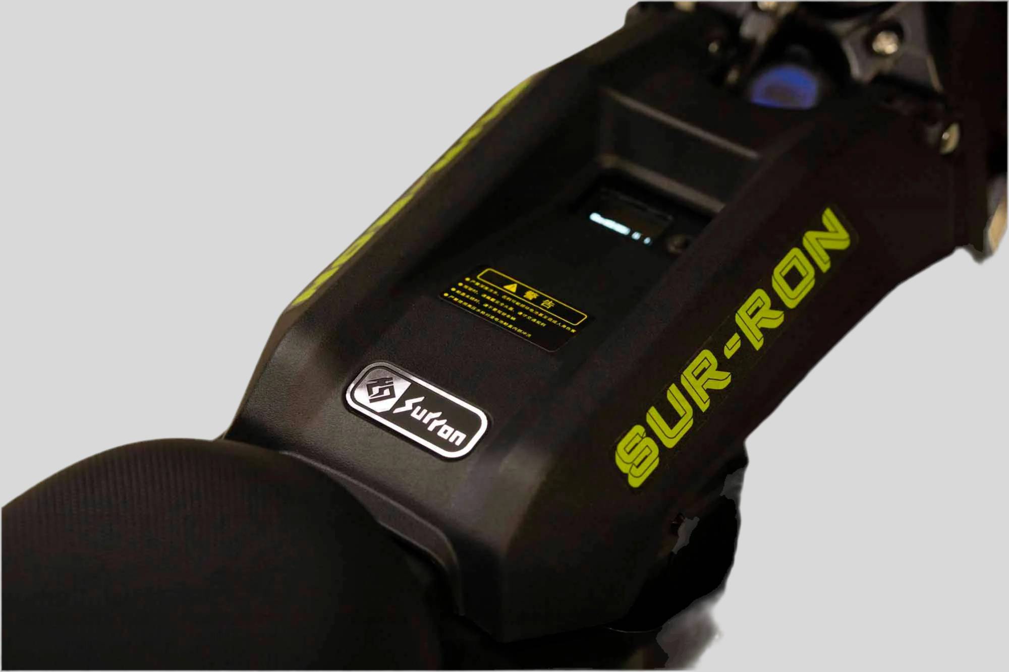 دراجة كهربائية للطرق الوعرة من Surron Light Bee X، بقوة 6000 واط و40 أمبير/ساعة، إصدار أسود
