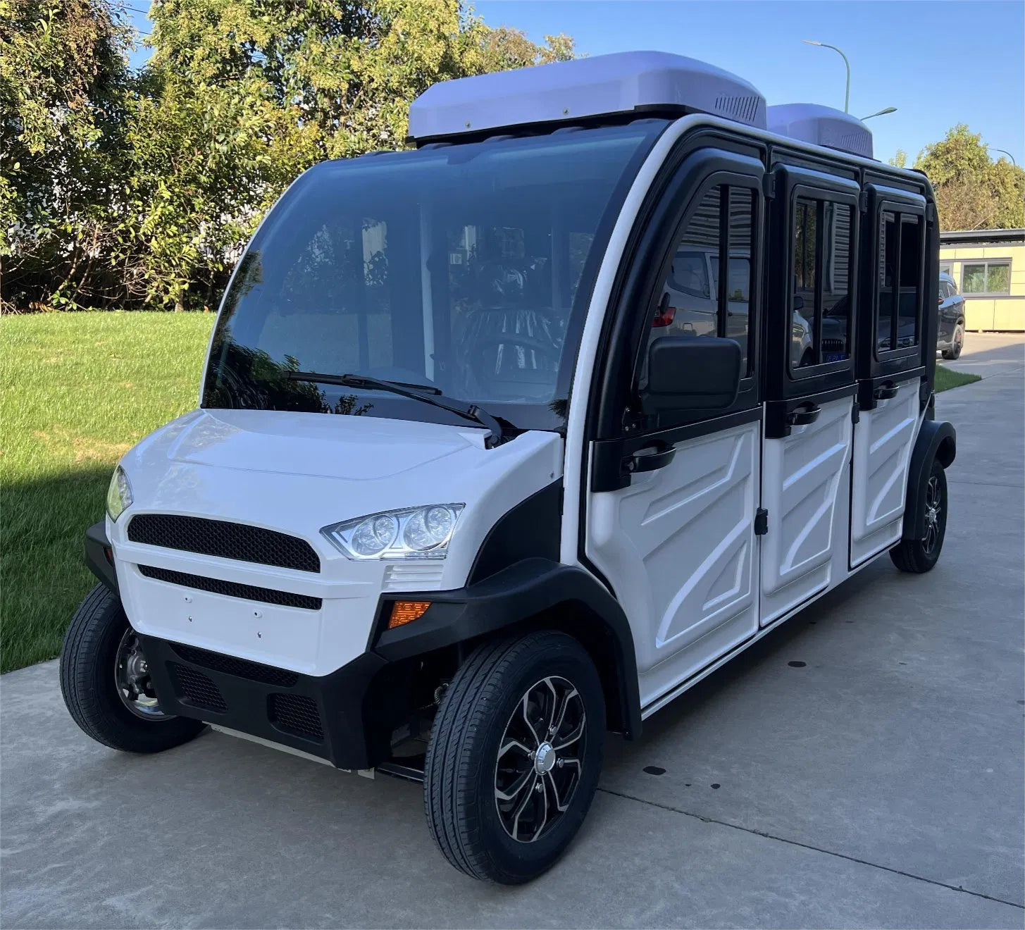 6 Seater Electric Golf Cart with Air Conditioning for Resorts and Sightseeing in Dubai UAE