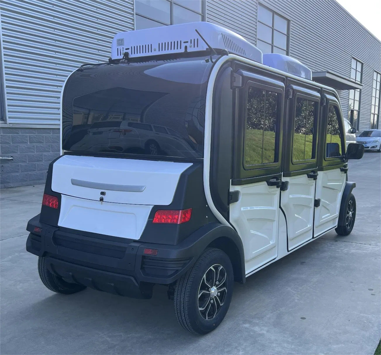 6 Seater Electric Golf Cart with Air Conditioning for Resorts and Sightseeing in Dubai UAE