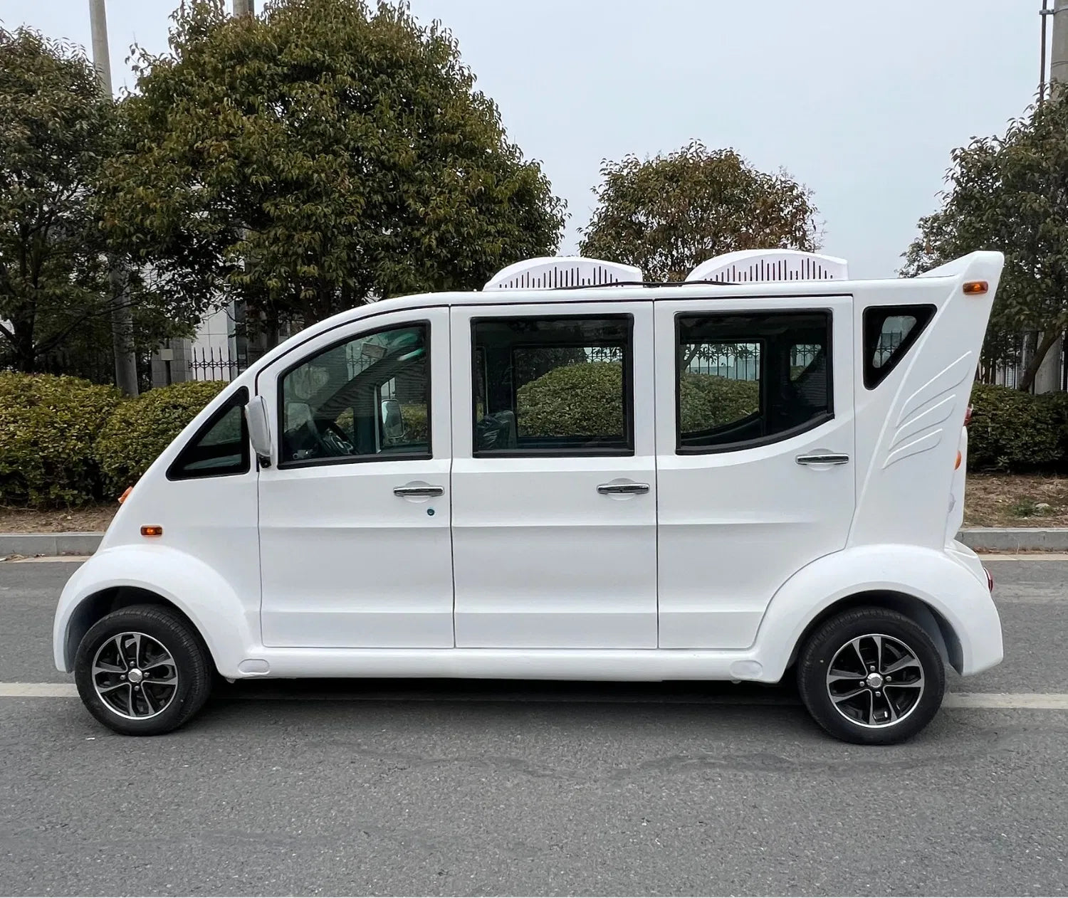 6 to 8 Seater Electric Golf Cart with Powerful Dual AC for Dubai and UAE Resorts