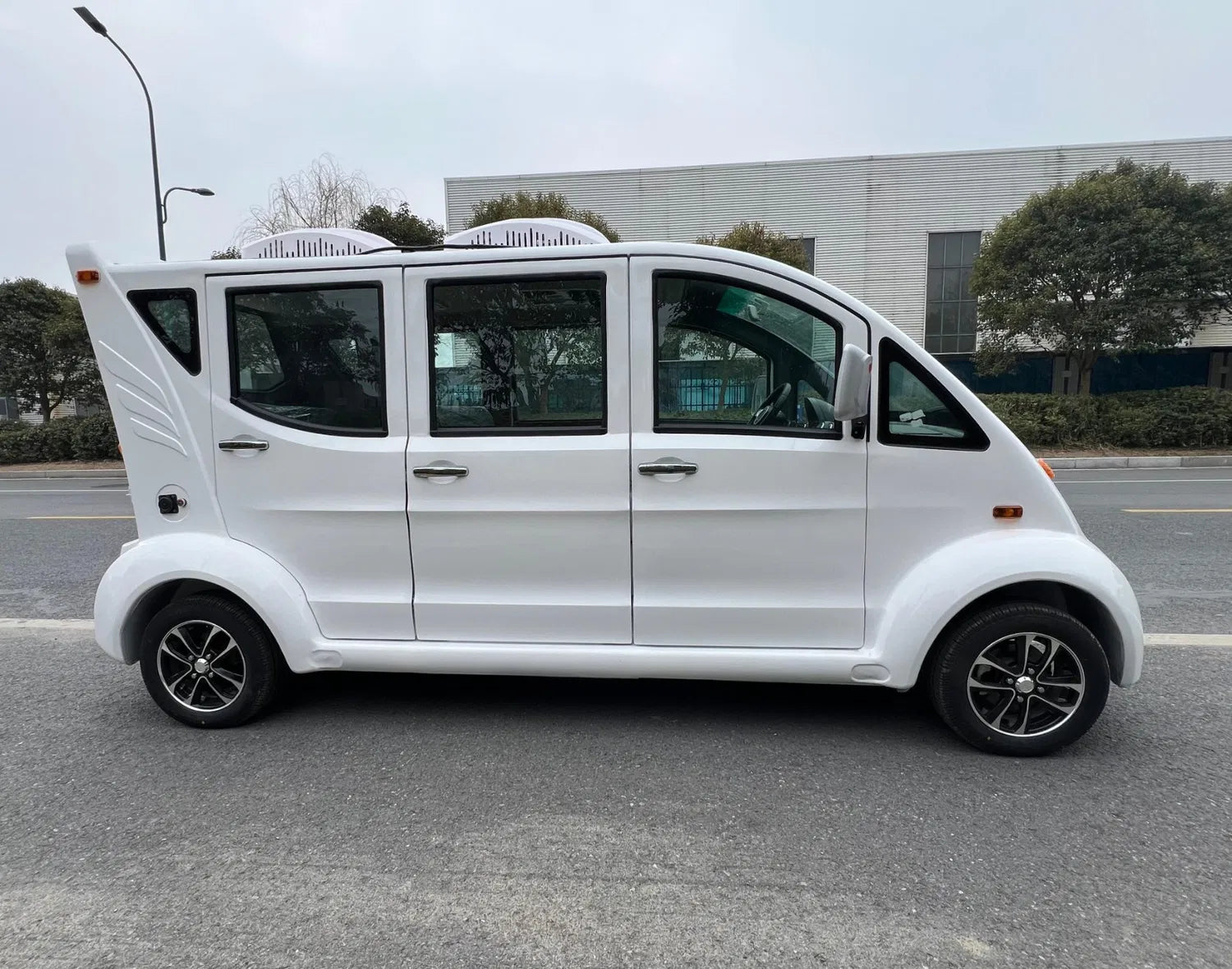 6 to 8 Seater Electric Golf Cart with Powerful Dual AC for Dubai and UAE Resorts