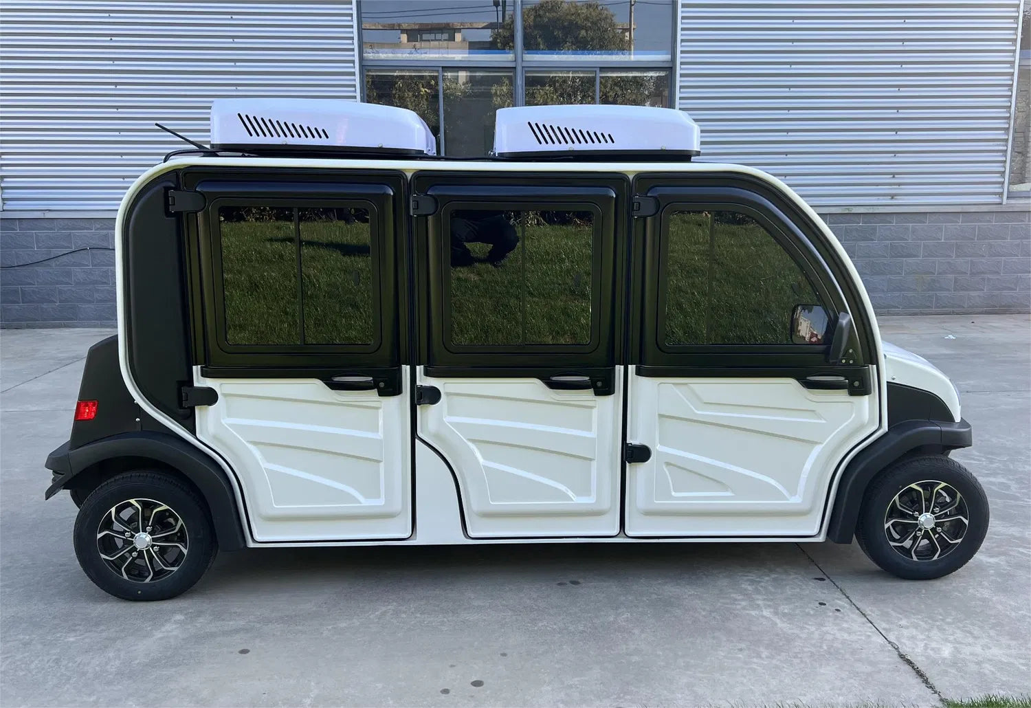 6 Seater Electric Golf Cart with Air Conditioning for Resorts and Sightseeing in Dubai UAE
