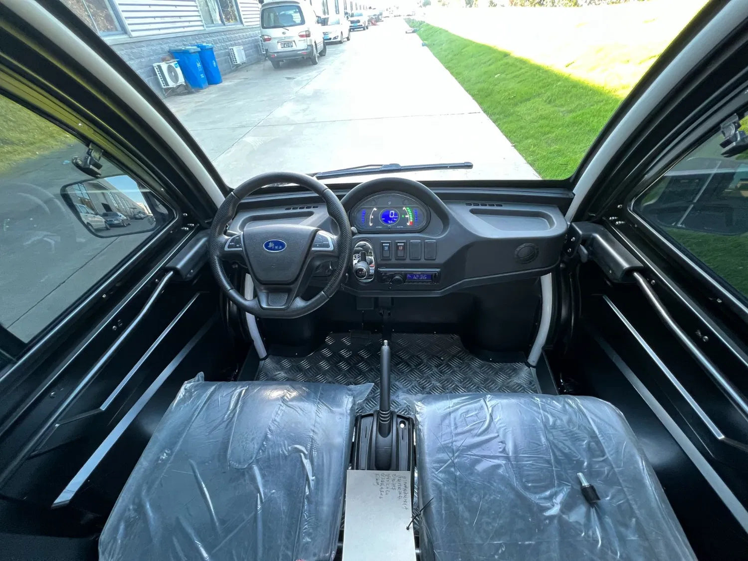6 Seater Electric Golf Cart with Air Conditioning for Resorts and Sightseeing in Dubai UAE