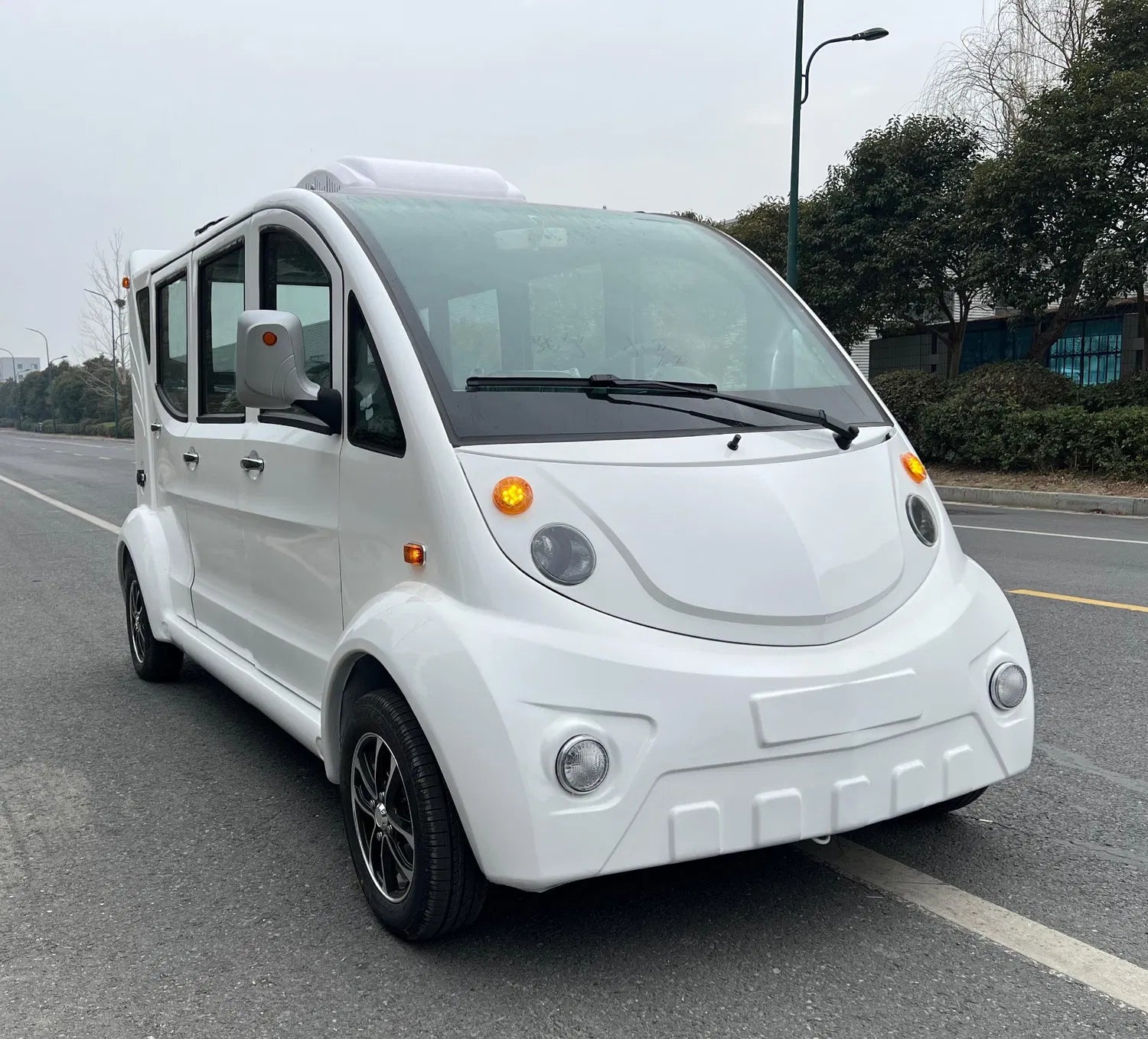 6 to 8 Seater Electric Golf Cart with Powerful Dual AC for Dubai and UAE Resorts